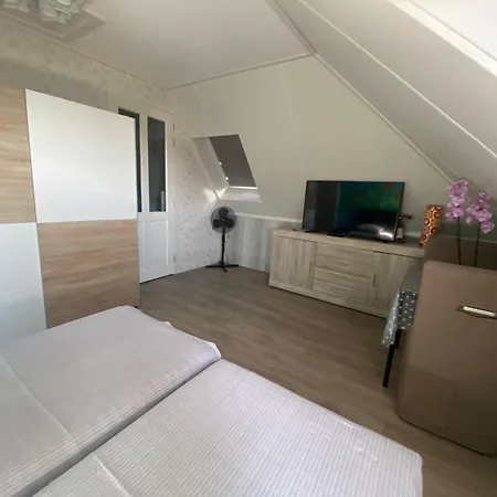 Nancy In Holland Met Eigen Badkamer , Jacuzzi Niet Inclusief , Independent Bathroom Jacuzzi Not Included Aalten